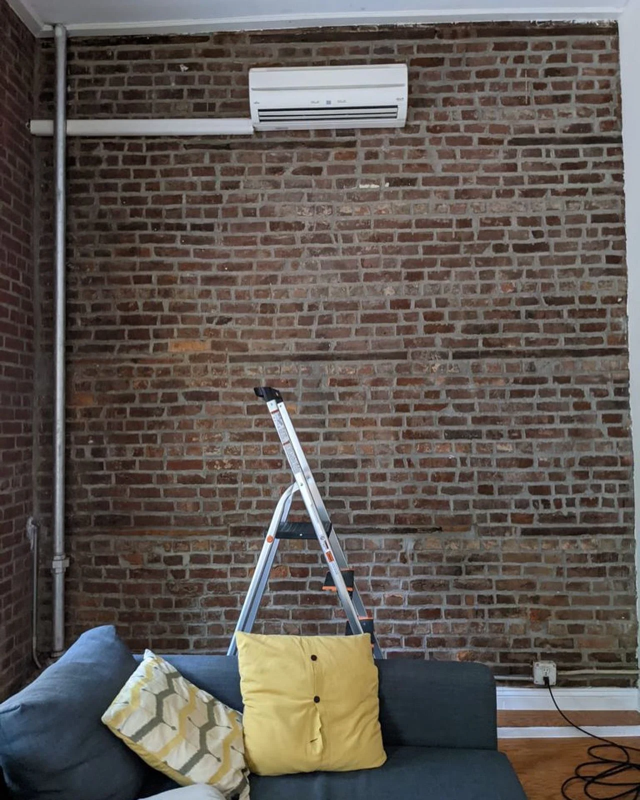 Wall-mounted indoor air-conditioning installation.