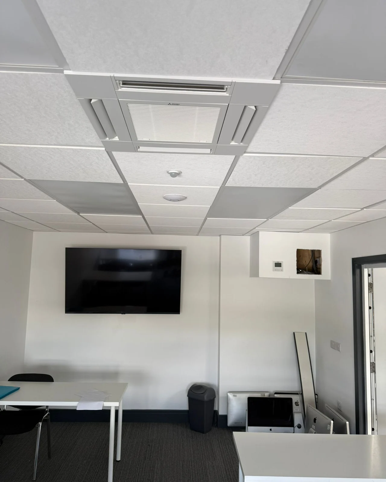 Commercial ceiling-cassette air-conditioning installation